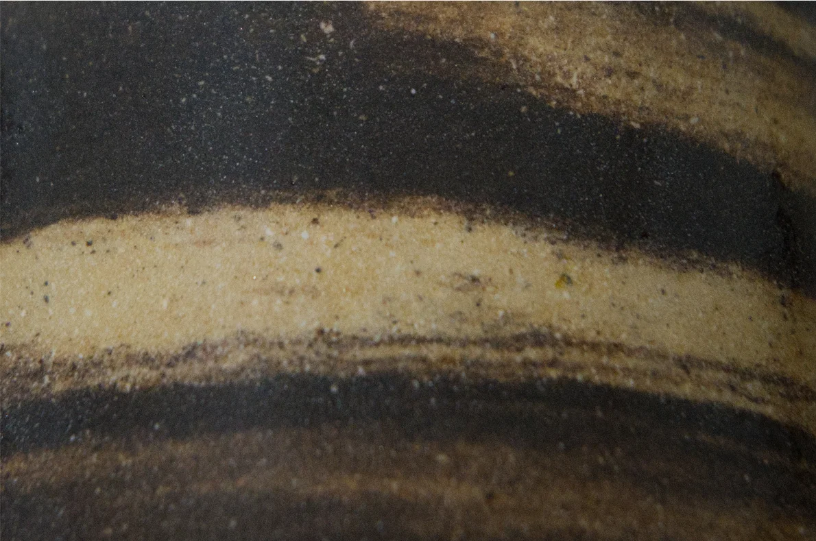 Marmorierte Tonoberfläche der Kollektion MUD.earth